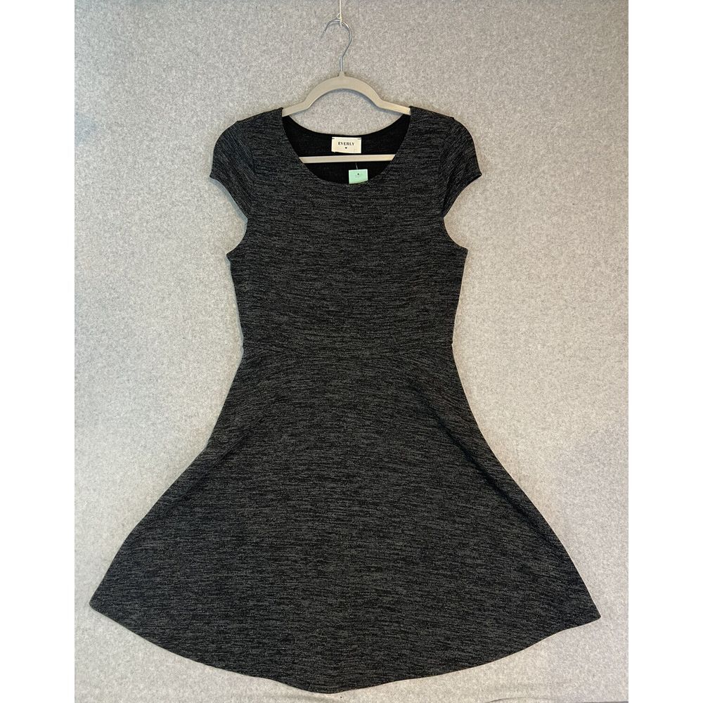 NWT Everly Elzada dress - heathered gray, cap sleeves